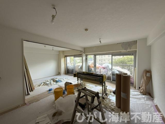 パレ平塚すみれ平四番館　の居間・リビング|6月12日撮影　新規リフォーム中　10.6帖　LDK