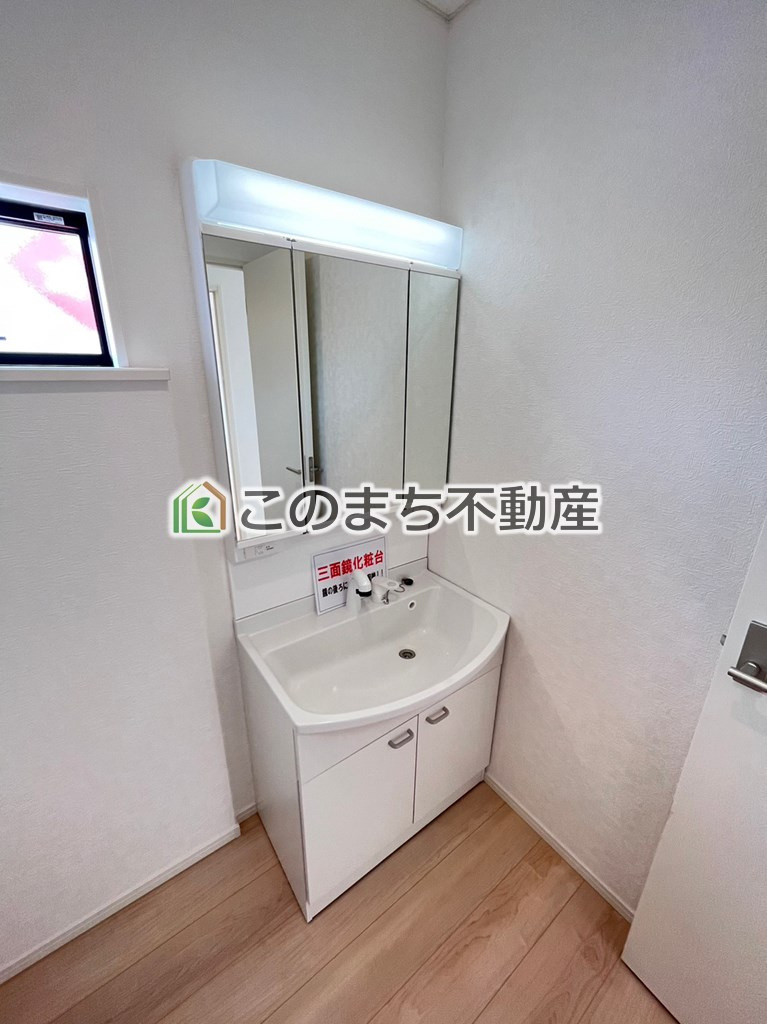 CRADLEGARDEN宇都宮市東町第2の洗面所|同社施工物件の写真です。※建具やフローリング、その他仕様が違う場合がございます。シャンプードレッサーで朝の身支度♪伸びるホースでお掃除も簡単清潔です！