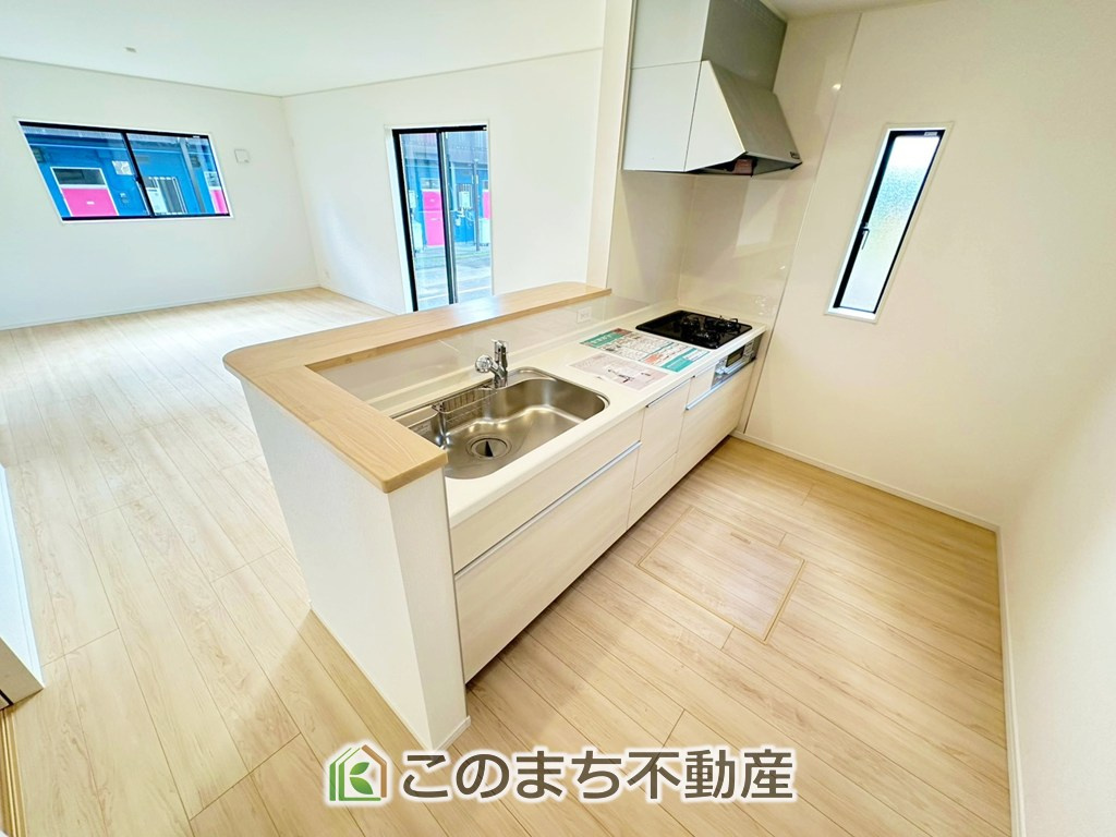 CRADLEGARDEN宇都宮市東町第2のキッチン|"お洒落なホワイト天板のペニンシュラキッチンを採用しております。
浄水器内蔵の水栓です♪"
