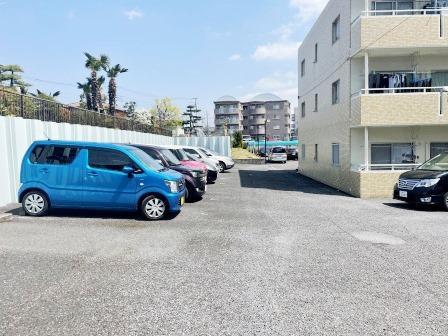 ロイヤルコートムラタの駐車場