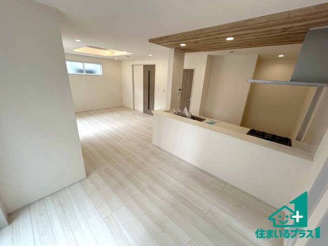 ●3(土)4(日)現地説明会！　天理市平等坊町　限定1邸の居間・リビング|シンプルなリビングは、観葉植物等のインテリアを楽しめますね！パパ好みにも、ママ好みにも家具次第で雰囲気を変えることができます！