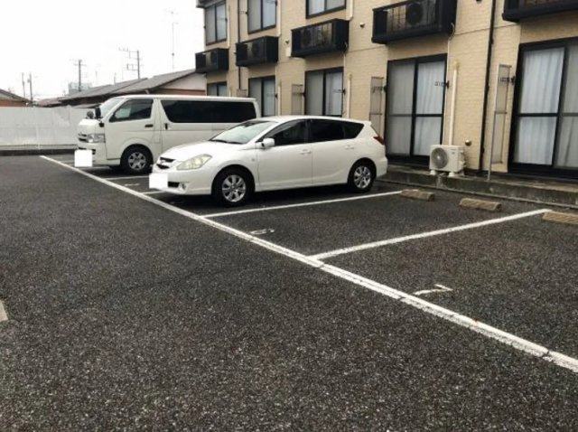 レオパレスオークス東金の駐車場