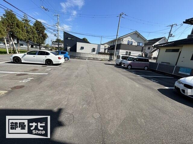 フォブール八幡の駐車場