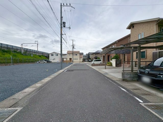 栗東市目川2号地　売土地の前面道路含む現地写真