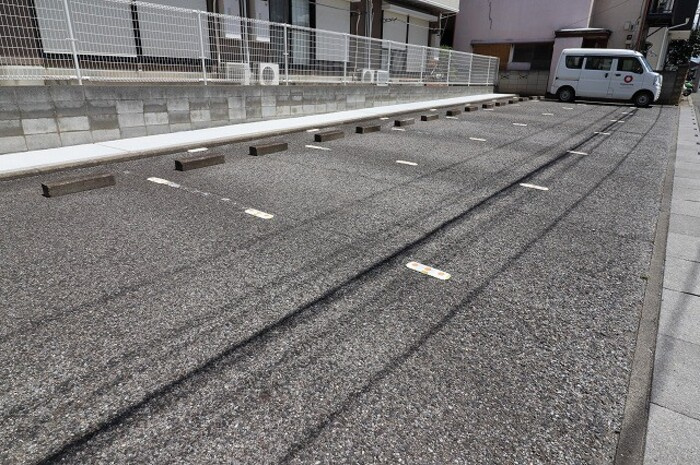 フレグランスサエラの駐車場