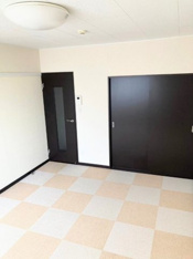 カーペットの模様は部屋ごどに異なります。