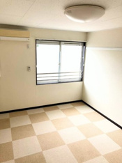 カーペットの模様は部屋ごどに異なります。