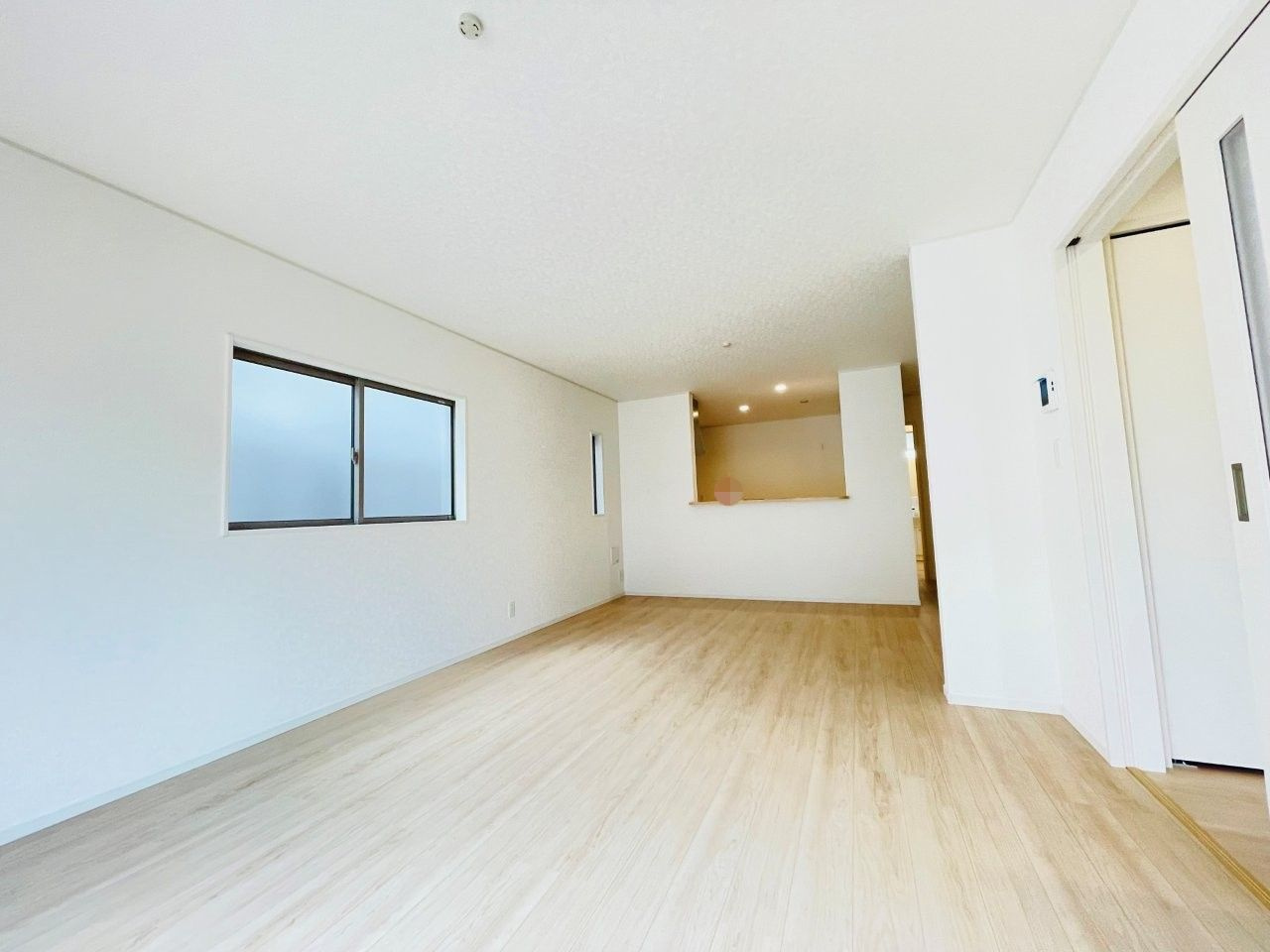 豊田市神池町第2　新築分譲住宅　全2棟　1号棟の居間・リビング|どこにいても家族の顔が見える、明るく開放的なLDK。