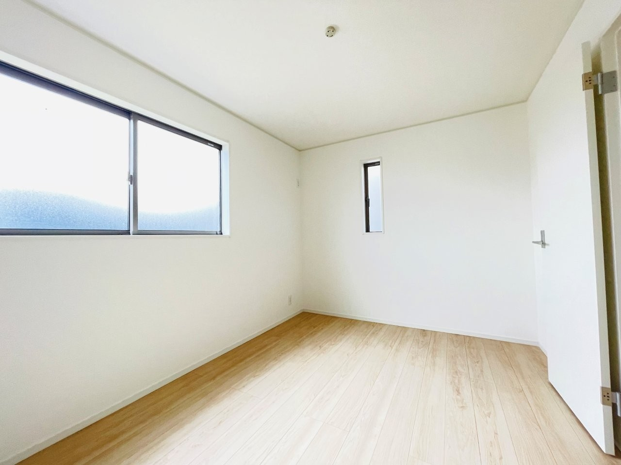 豊田市神池町第2　新築分譲住宅　全2棟　1号棟の洋室|大きな窓からたっぷりと陽光が注がれる明るい空間です。