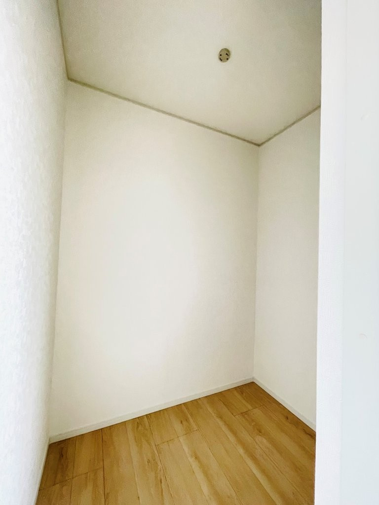 豊田市神池町第2　新築分譲住宅　全2棟　1号棟の収納|ウォークインクローゼットは衣類だけでなく、バッグや帽子、アクセサリーなども収納でき管理がしやすいです。