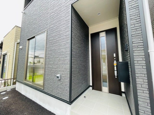 豊田市神池町第2　新築分譲住宅　全2棟　1号棟の玄関|玄関ポーチがあるので、雨の日でも濡れることがなくドアの開け閉めができます。