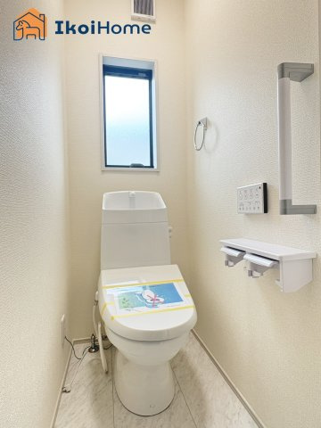 神戸市西区竹の台4丁目　全2棟1号棟　新築戸建のトイレ|◆同社施工例◆トイレが2か所あるので夜中も安心です。朝のトイレ渋滞も心配いりません。