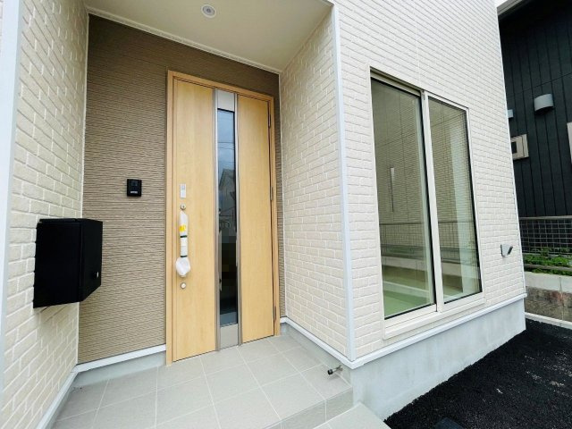 豊田市神池町第2　新築分譲住宅　全2棟　2号棟の玄関|玄関ポーチがあるので、雨の日でも濡れることがなくドアの開け閉めができます。