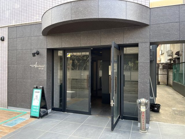 Apartment祐天寺のエントランス