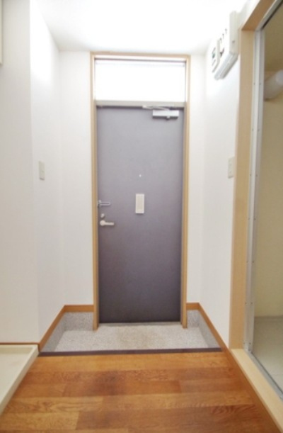 厚木市下荻野のアパートの玄関