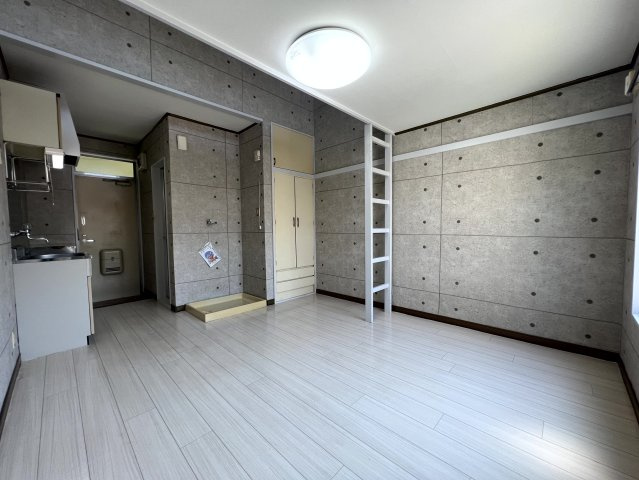 コンパクトで使いやすい洋室です