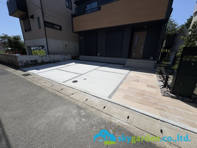 藤沢市白旗４丁目２期　新築戸建　全１棟の駐車場|車種により並列３台駐車可