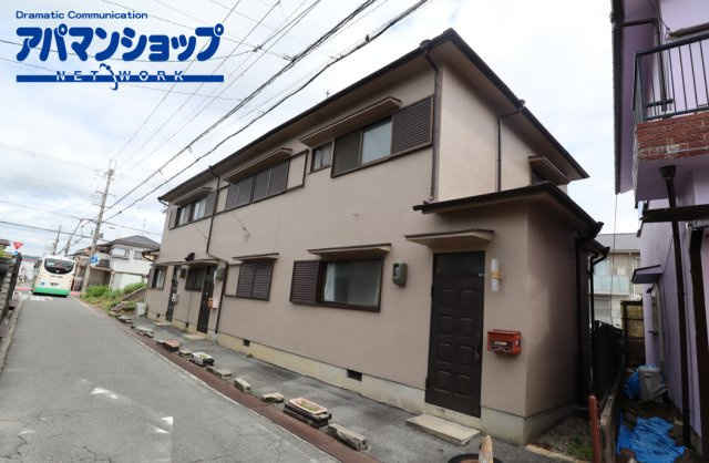 鉄筋前借家（テッキンマエシャクヤ）