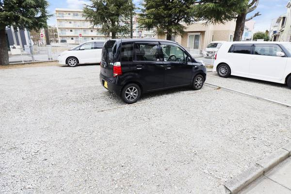 車をお持ちの方に嬉しい駐車場付きの物件です