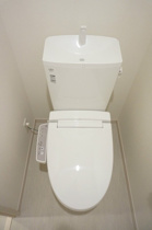 落ち着いた色調のトイレです