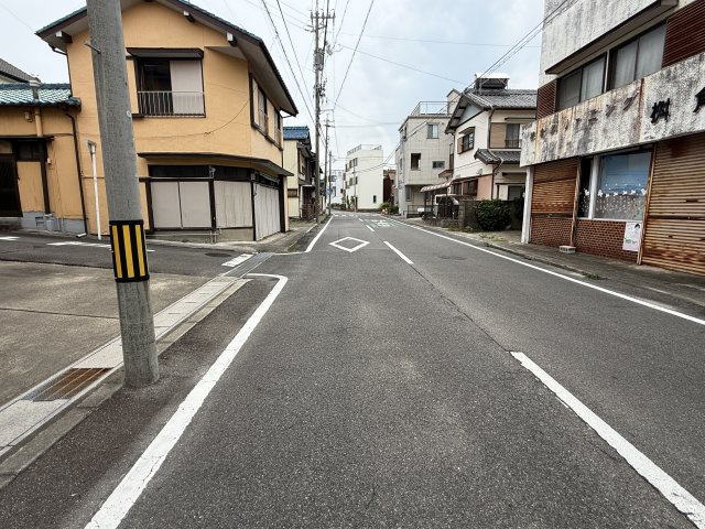 常滑市保示町1丁目　売地の前面道路含む現地写真|前面道路