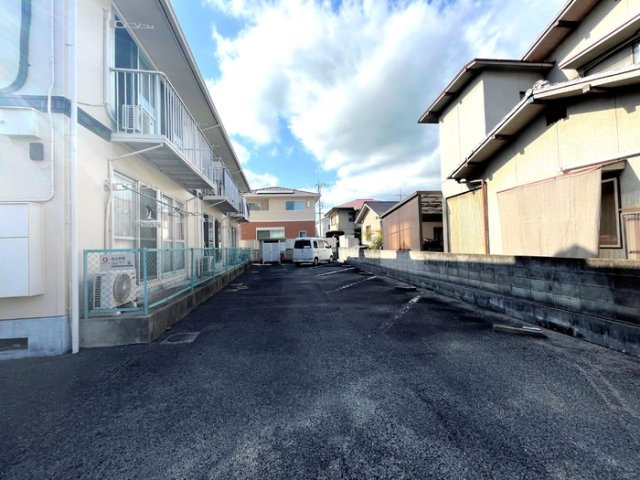 プレジール山河の駐車場
