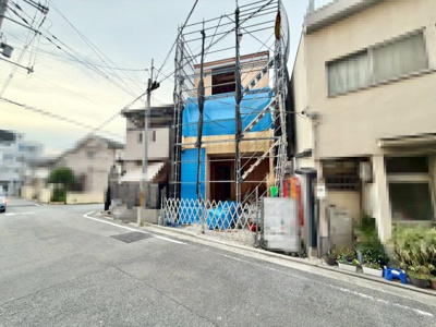 【前面道路含む現地写真】 | 東湊町５丁　新築一戸建 | ゆとりのある洗面室ですよ♪朝の身支度もスムーズにできますね！