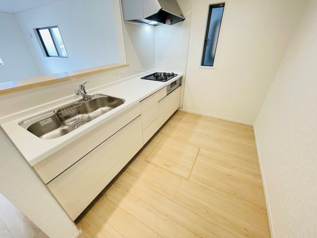 豊田市畝部東町第2　新築分譲住宅　全2棟　1号棟のキッチン|広いシステムキッチンでお子様と一緒にお料理もできます。