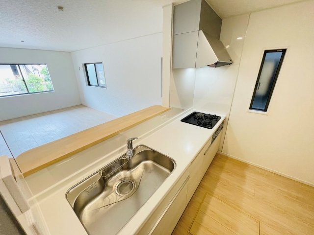 豊田市畝部東町第2　新築分譲住宅　全2棟　1号棟のキッチン|浄水器一体型水栓です。
