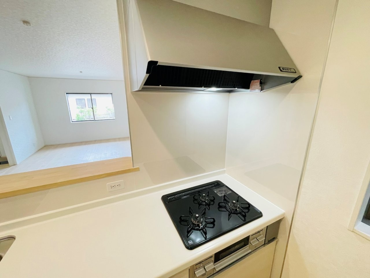 豊田市畝部東町第2　新築分譲住宅　全2棟　1号棟のキッチン|便利な3口コンロ。