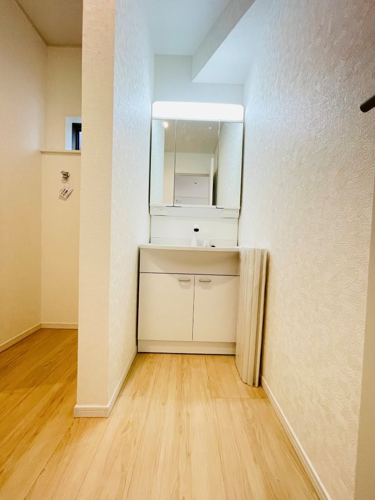 豊田市畝部東町第2　新築分譲住宅　全2棟　1号棟の独立洗面台|三面鏡仕様の洗面台！鏡の裏は収納になっています♪