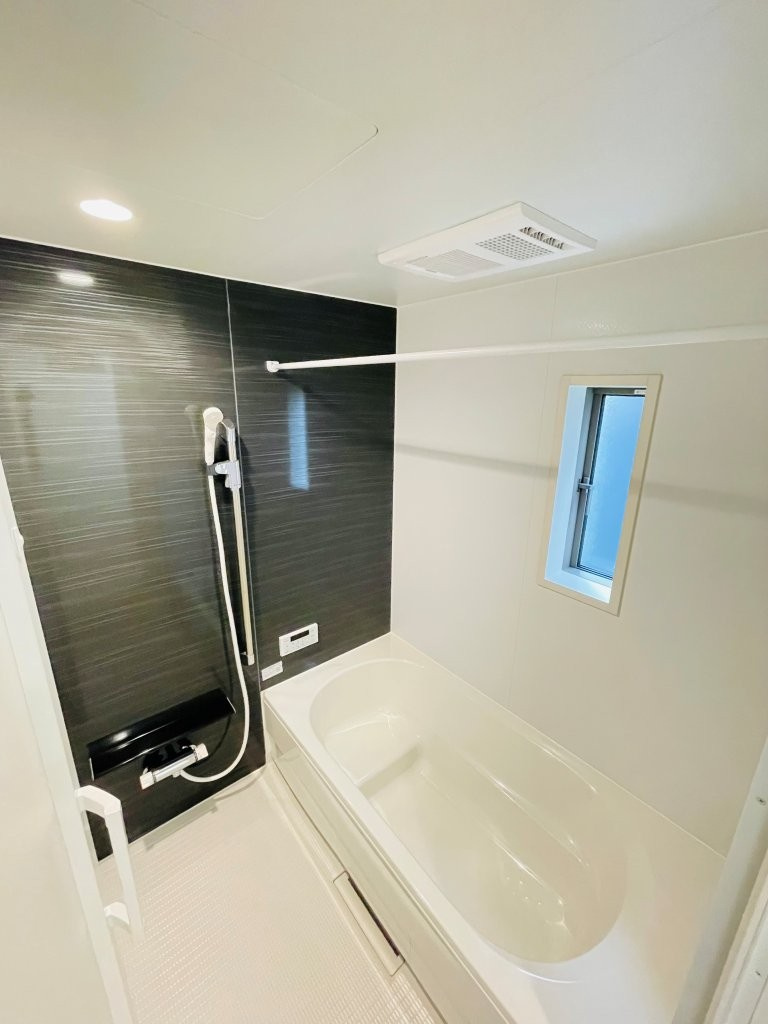 豊田市畝部東町第2　新築分譲住宅　全2棟　1号棟の浴室|１坪タイプのユニットバス！浴槽は断熱材入りでお湯が冷めにくいです♪浴室乾燥機で梅雨の時期は洗濯物を乾かせます！