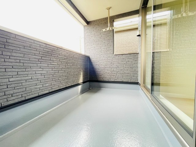 豊田市畝部東町第2　新築分譲住宅　全2棟　1号棟のバルコニー|多用途に使えるインナーバルコニー付き。突然の雨でも安心です♪
