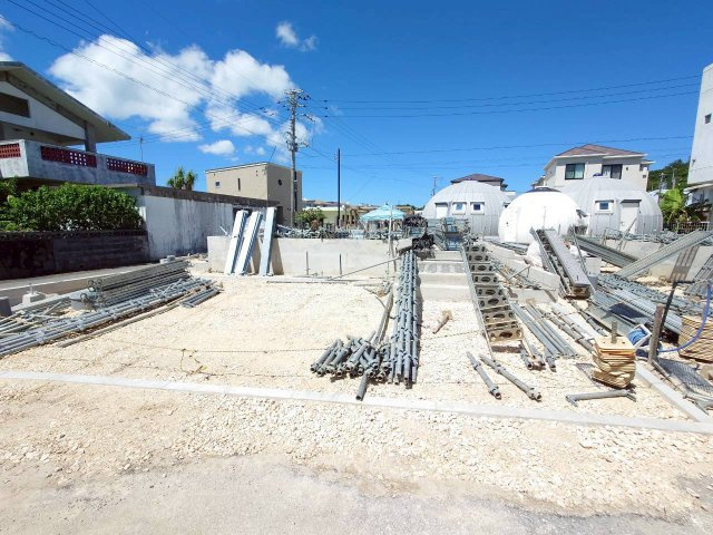 ♥♥うるま市勝連南風原第６－2号棟（全２棟）の前面道路含む現地写真