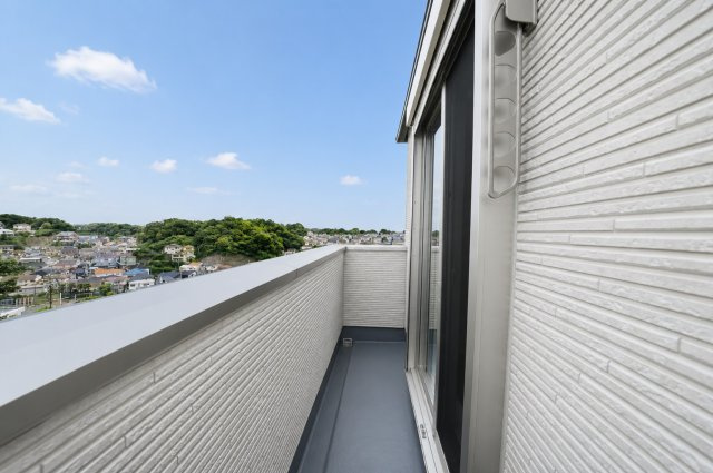 【横浜市中区本牧町1丁目218-5全3棟新築戸建て】★仲介手数料無料★（大鳥小学校・本牧中学校）のバルコニー