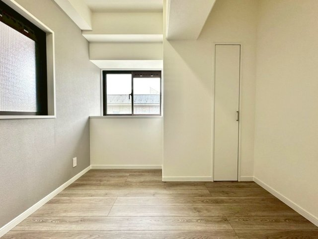 トーク御所山の洋室|ナチュラルなフローリングが温かみを感じさせる落ち着いた室内です。