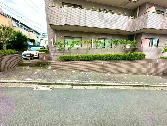 トーク御所山の駐車場|駐車場が敷地内にあるため、荷物の積み下ろしやお出かけもスムーズに行えます。
