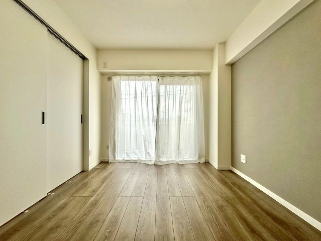 トーク御所山の洋室|自然光と調和した明るい空間が、日々の暮らしに安らぎをもたらします。