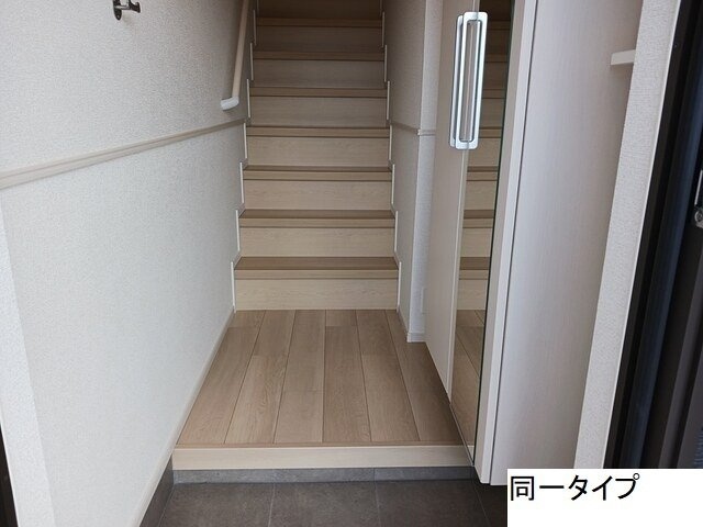 ビレッジ　ハイマウンテン　Ａの玄関|収納もある玄関です