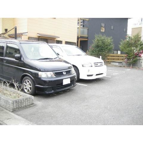 イーストパークヒルズの駐車場