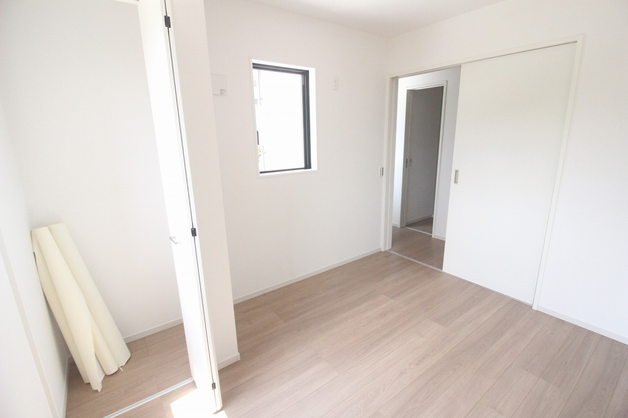 小山市東城南２丁目の新築一戸建の洋室|LDKに隣接した1階洋室約4.8帖。扉を開けてリビングの延長として使えるほか、客間やお子さまの遊び場にも活用できます。
