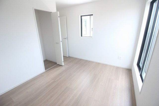 小山市東城南２丁目の新築一戸建の洋室|2面に窓を備えた2階西側の洋室約6.7帖。クローゼット付きで、子ども部屋や書斎など個室として使いやすいお部屋です。