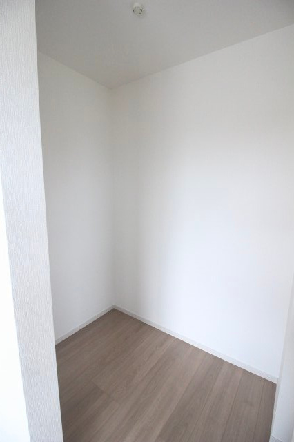 小山市東城南２丁目の新築一戸建の収納|2階東側洋室にはウォークインクローゼットを設置。衣類はもちろん、バッグやスーツケース、季節用品などもまとめて収納できます。