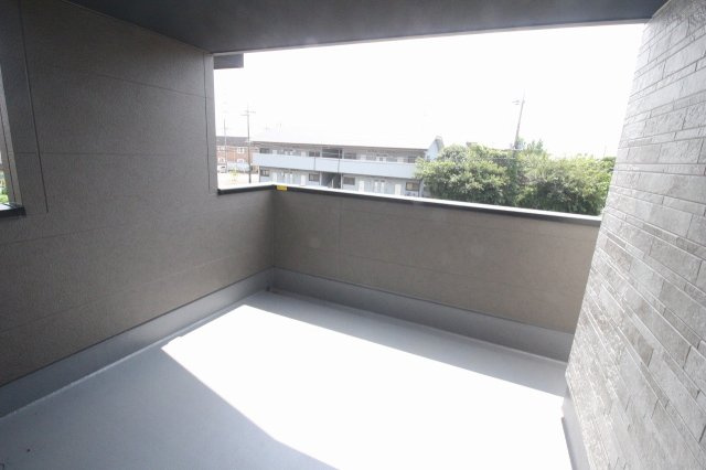 小山市東城南２丁目の新築一戸建のバルコニー|2階東側洋室から出入りできる奥行きのあるバルコニー。壁に囲まれているため、道路側から洗濯物が見えにくい設計です。