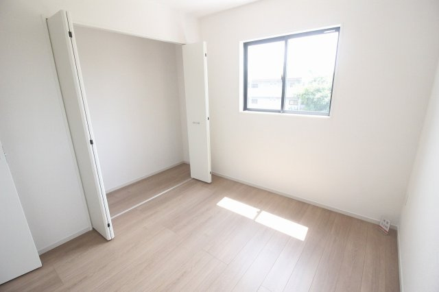 小山市東城南２丁目の新築一戸建の子供部屋|クローゼット付きの2階南側洋室約5.2帖。家具を配置しやすいシンプルな形状で、子ども部屋や仕事部屋に活用できます。
