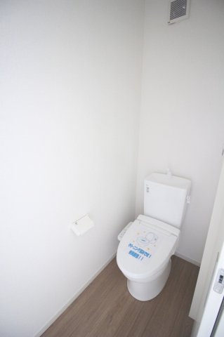 小山市東城南２丁目の新築一戸建のトイレ|2階にも温水洗浄便座付きトイレを設置。就寝中に階段を使わず利用でき、朝の身支度で1階トイレが使用中の際にも便利です。