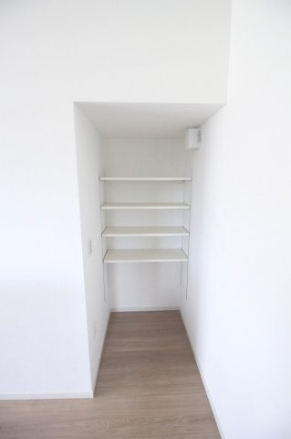 小山市東城南２丁目の新築一戸建の収納|キッチン横に可動棚付きのパントリーを設置。食品や飲料、調理家電などを種類ごとに整理でき、必要な物をすぐに取り出せます。