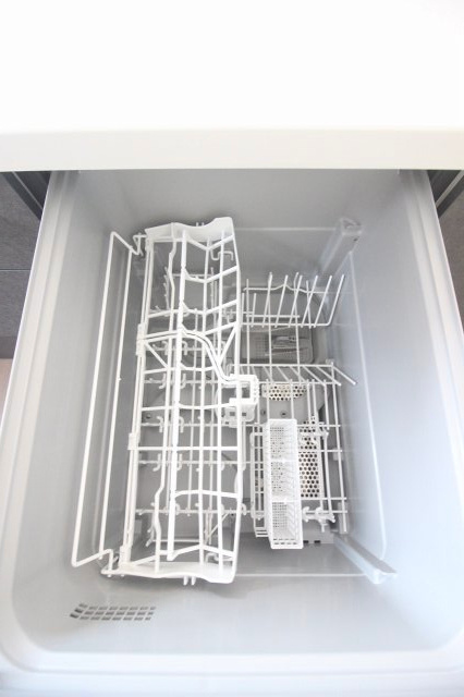 小山市東城南２丁目の新築一戸建のキッチン|家事の時短に役立つビルトイン食器洗浄乾燥機付き。食後の洗い物の負担を軽減し、キッチンをすっきりと保ちやすくなります。