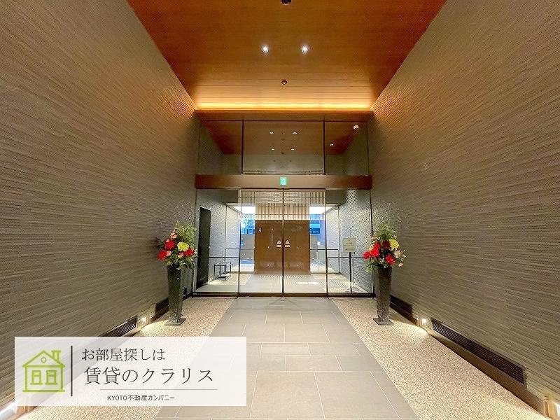プレミスト京都西院のエントランス