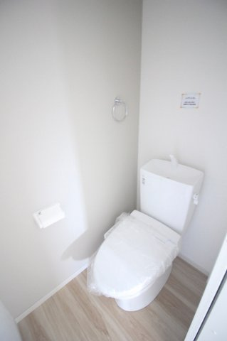 小山市東城南２丁目の新築一戸建のトイレ|玄関やLDKから利用しやすい1階トイレ。白を基調に木目調の床を組み合わせた、清潔感のある落ち着いた空間です。